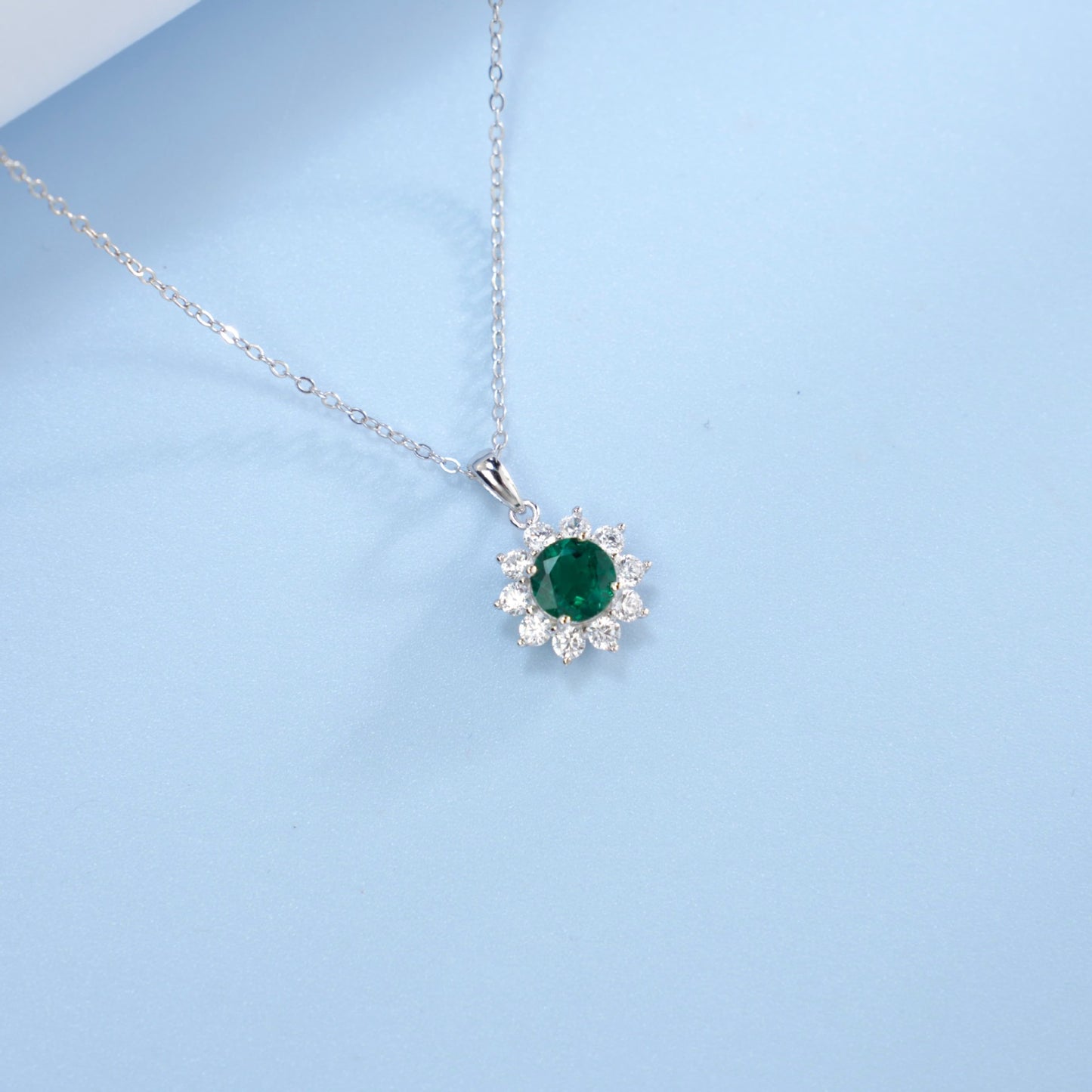S925 Sterling Silver Lab Emerald Sunflower Halo Pendant Necklace, Vintage Versatile - Photo 4