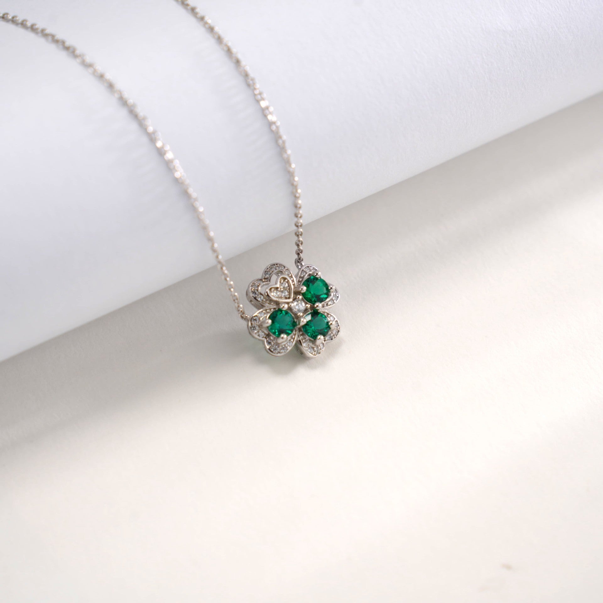 S925 Sterling Silver Lab Emerald Four-Leaf Clover Necklace, Fresh Versatile - Photo 2