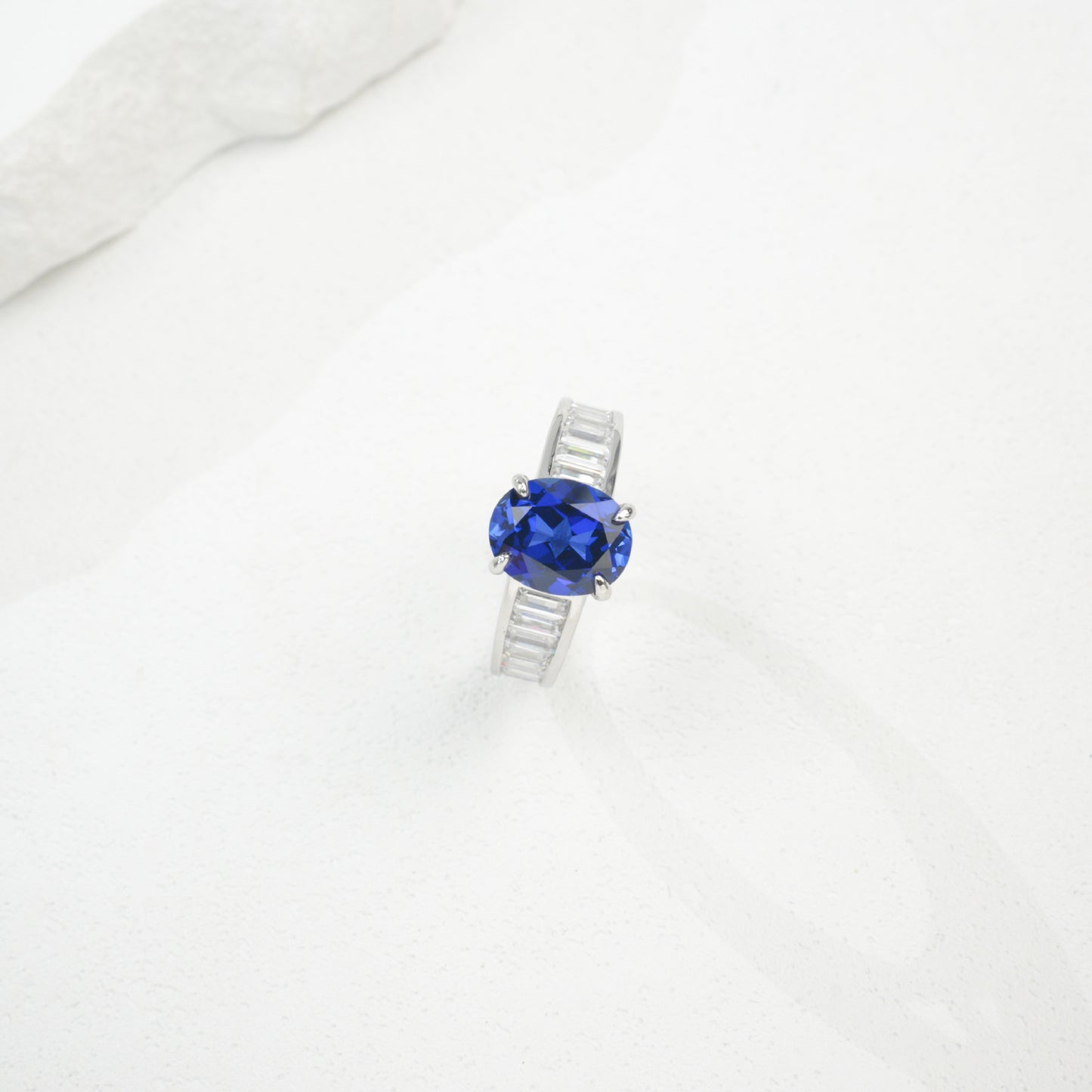 S925 Sterling Silver Lab Sapphire Round Four-Prong Ring, Unisex - Photo 5