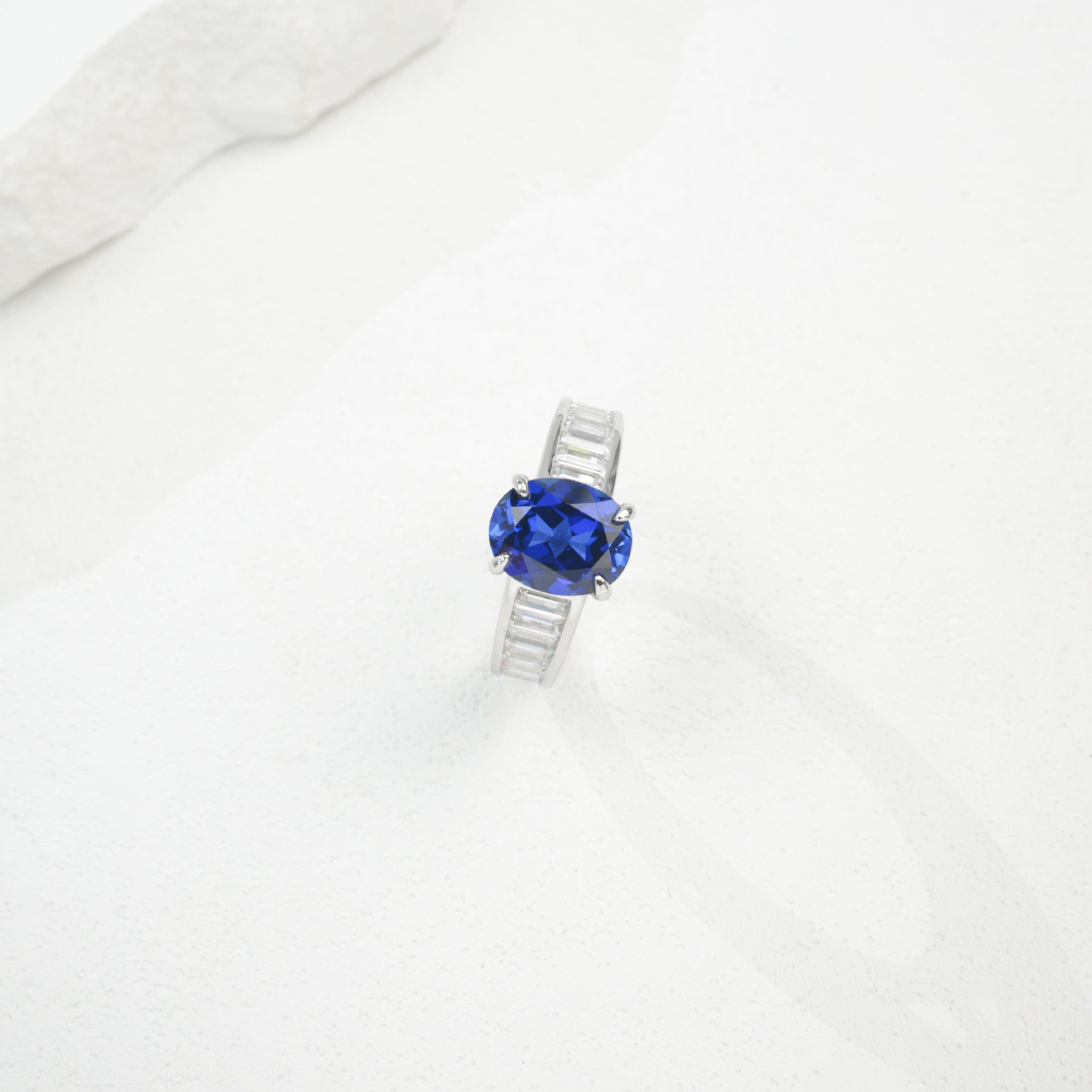 S925 Sterling Silver Lab Sapphire Round Four-Prong Ring, Unisex - Photo 5