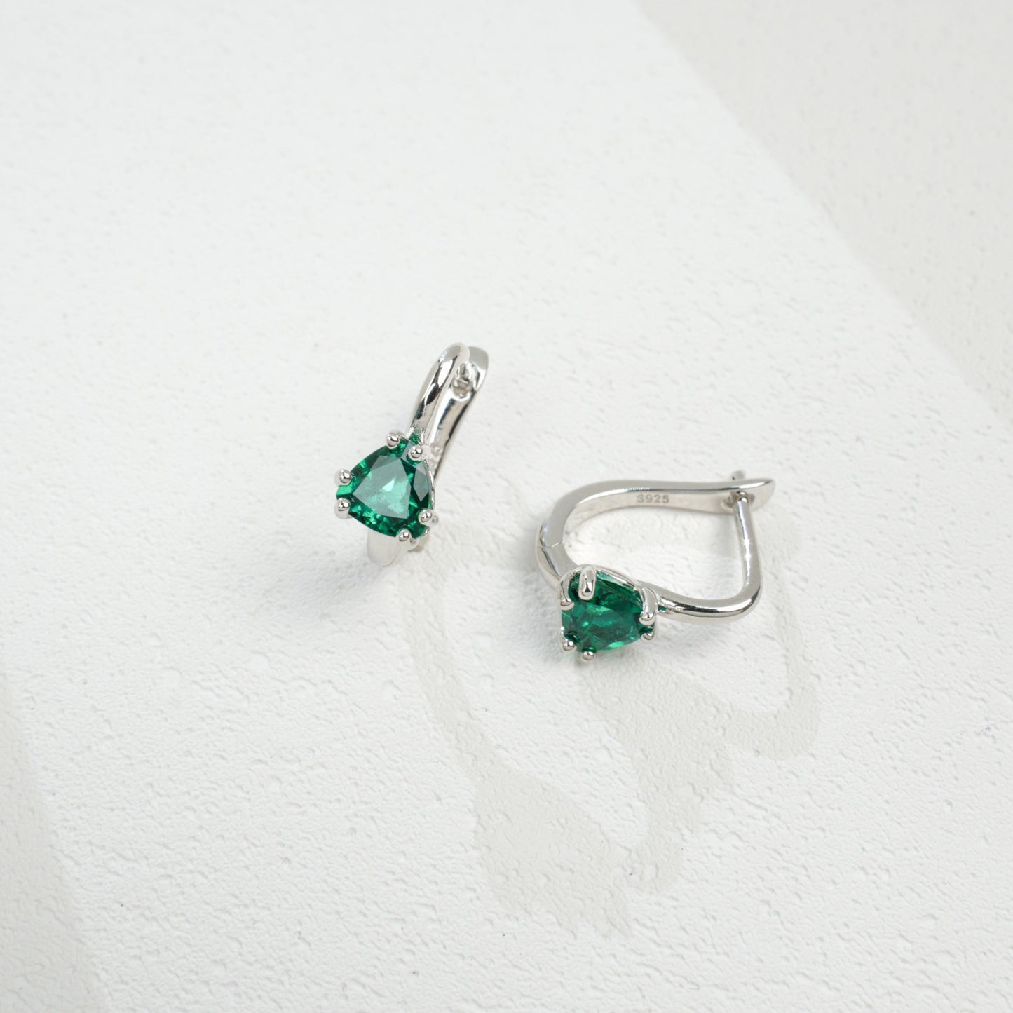 S925 Silver Triangle Lab Emerald Ear Cuff, Simple Green Gemstone - Photo 2
