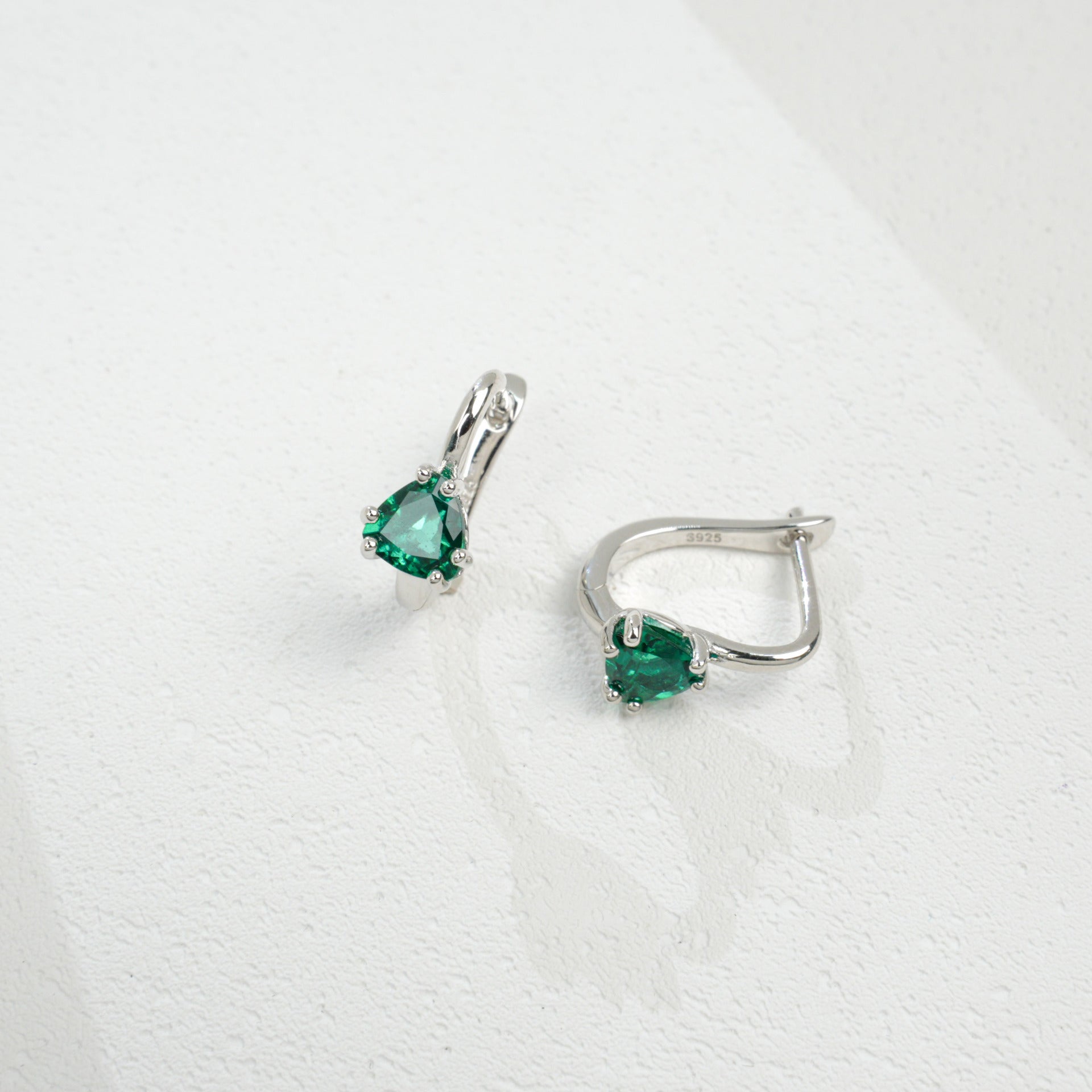 S925 Silver Triangle Lab Emerald Ear Cuff, Simple Green Gemstone - Photo 2