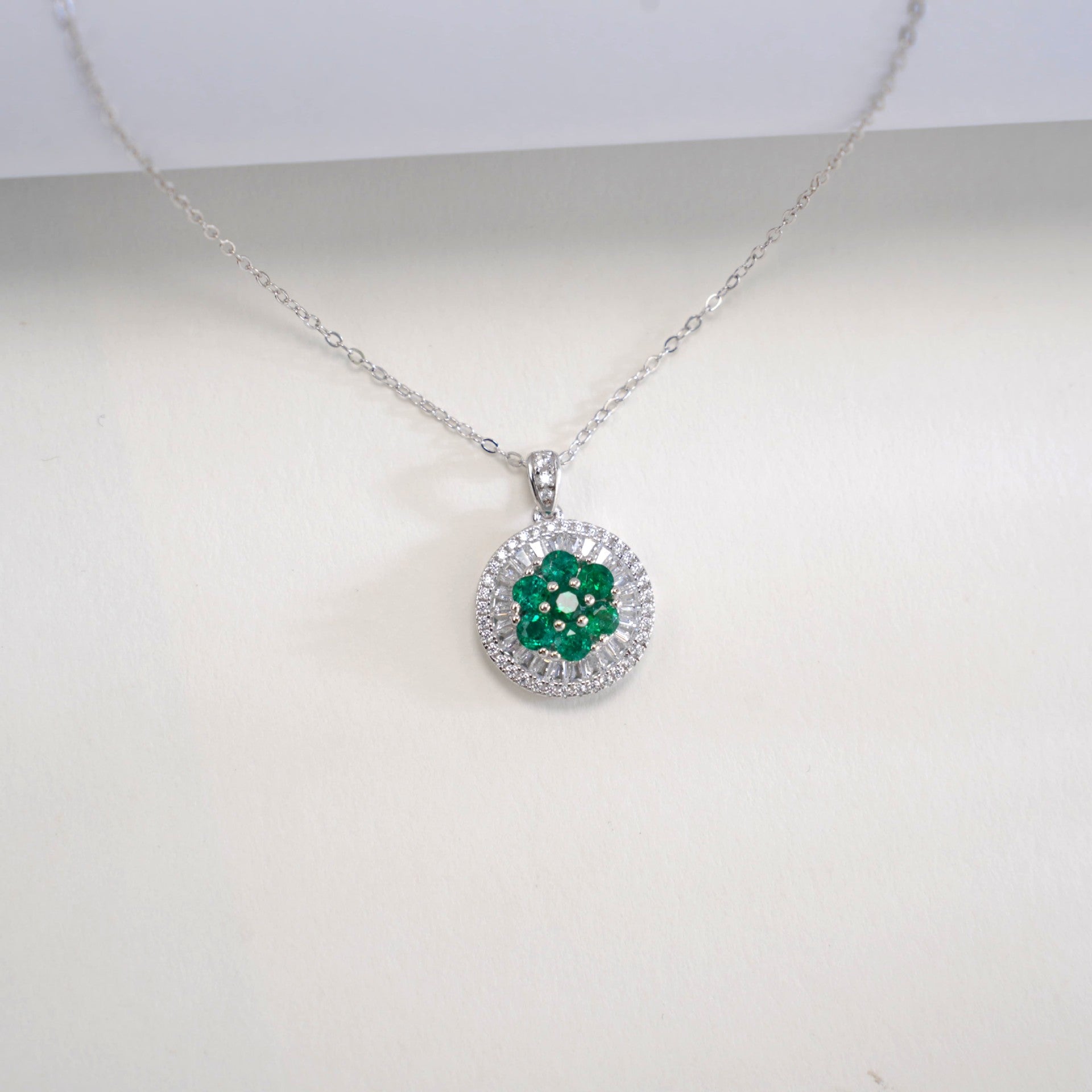 S925 Sterling Silver Lab Emerald Disc Pendant Necklace, Year for Women - Photo 3
