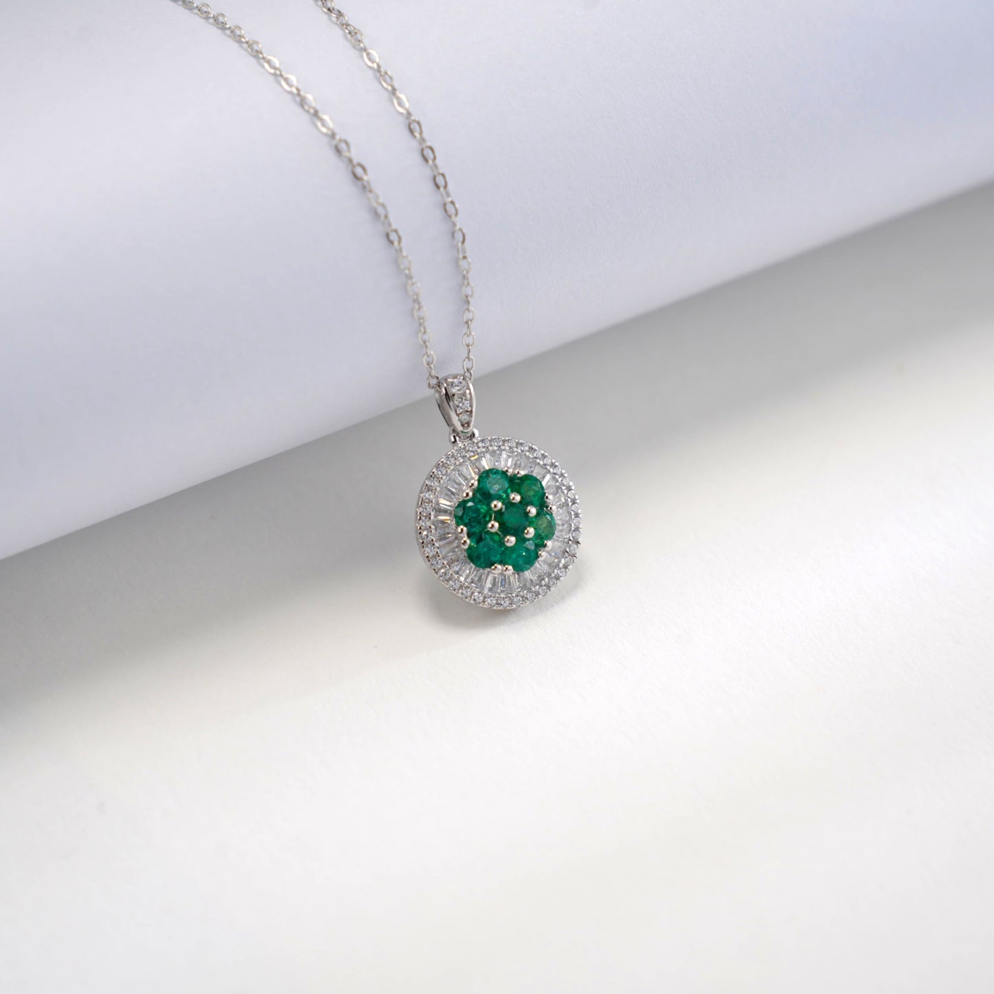S925 Sterling Silver Lab Emerald Disc Pendant Necklace, Year for Women - Photo 2