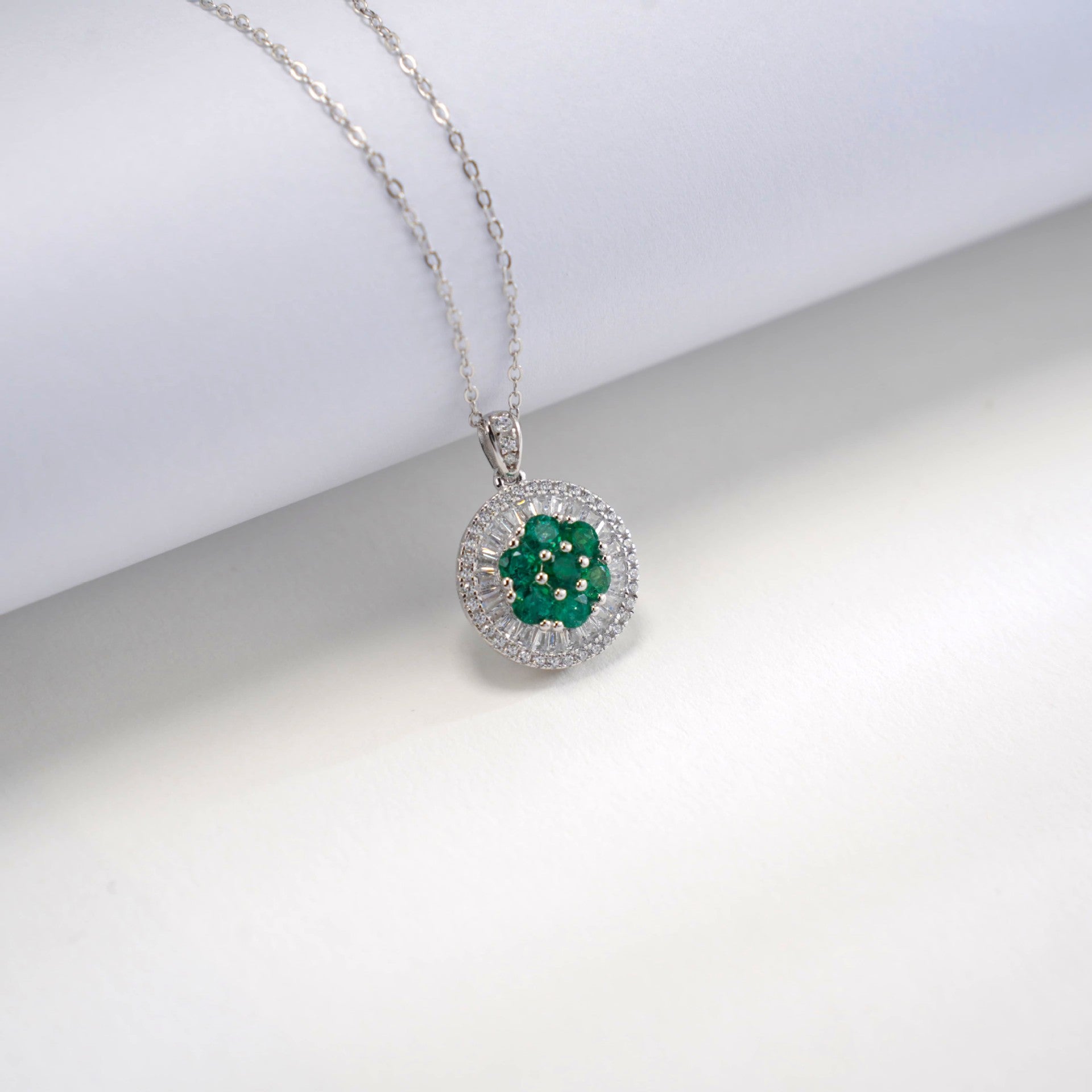 S925 Sterling Silver Lab Emerald Disc Pendant Necklace, Year for Women - Photo 2