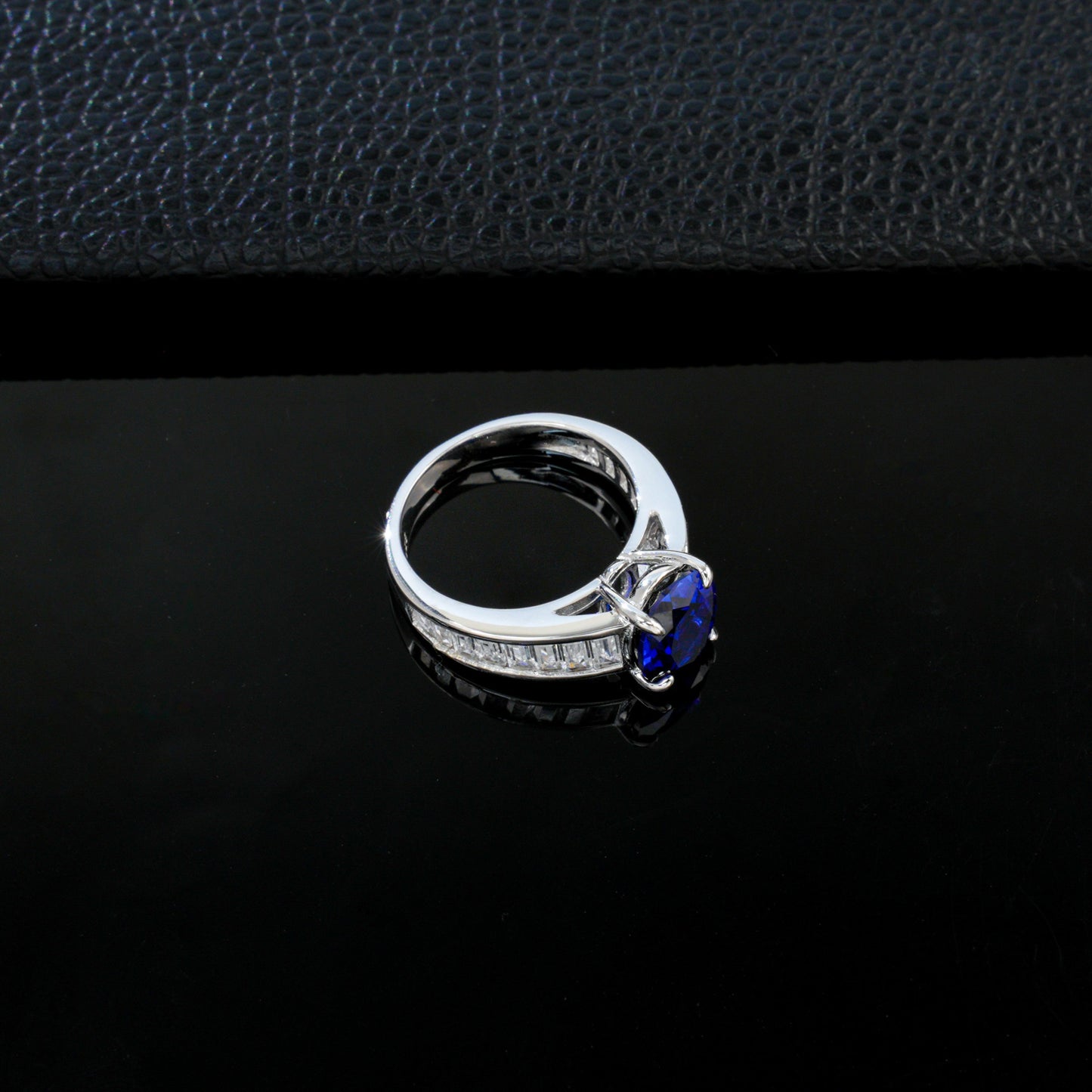 S925 Sterling Silver Lab Sapphire Round Four-Prong Ring, Unisex - Photo 4