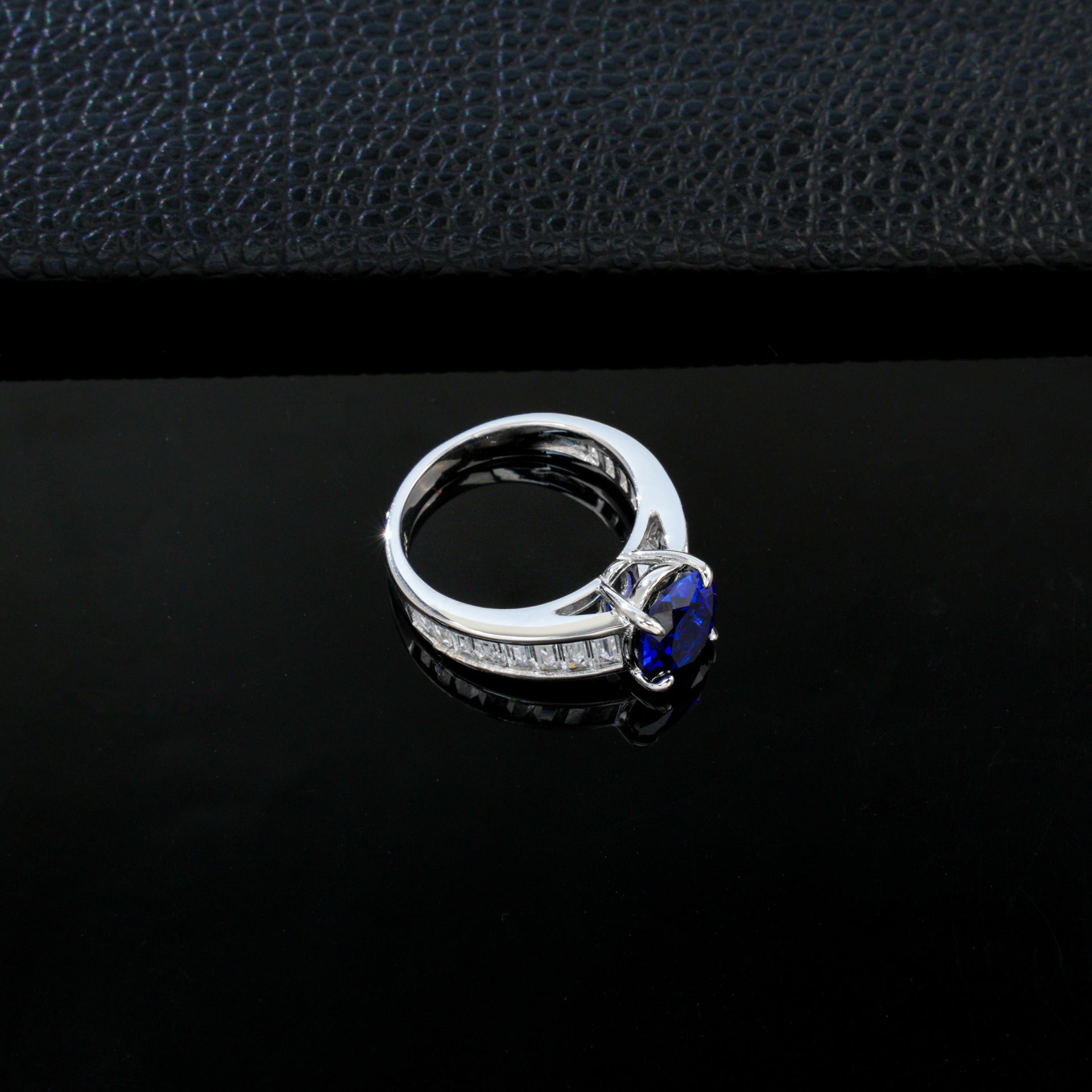 S925 Sterling Silver Lab Sapphire Round Four-Prong Ring, Unisex - Photo 4