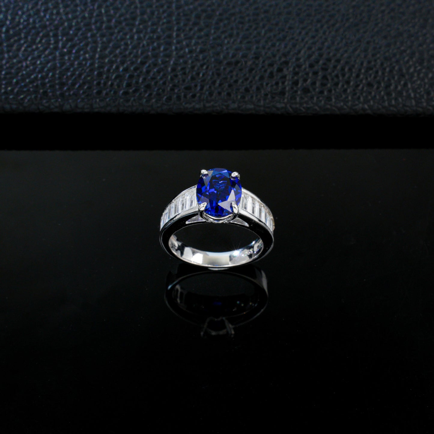 S925 Sterling Silver Lab Sapphire Round Four-Prong Ring, Unisex - Photo 3
