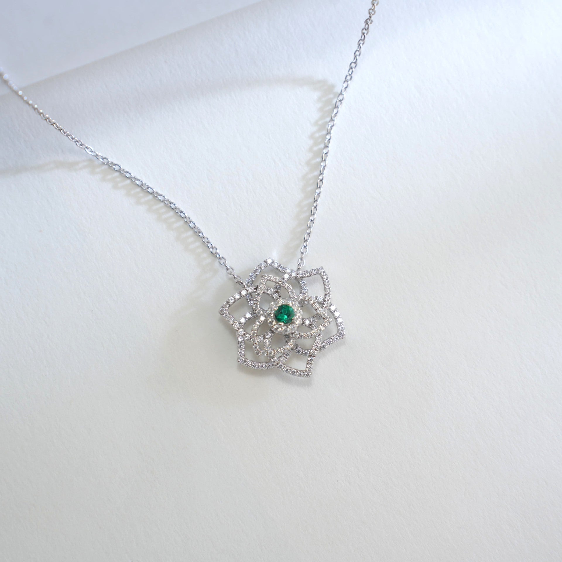 S925 Sterling Silver Lab Emerald Hollow Rose Flower Camellia Full Diamond Necklace Choker - Photo 1