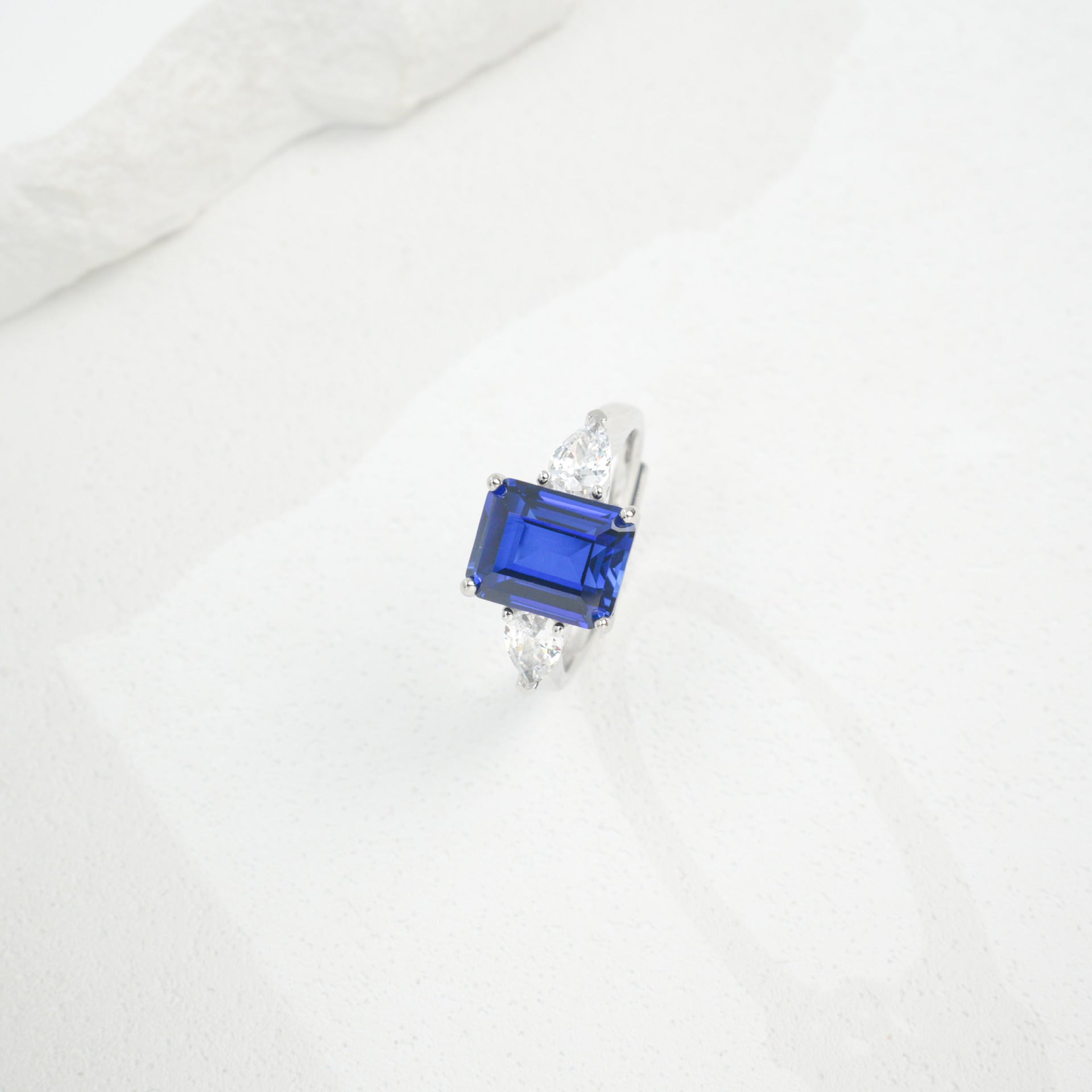 925 Sterling Silver Lab Sapphire Three-Stone Closed Ring, Vintage Premium - Photo 3