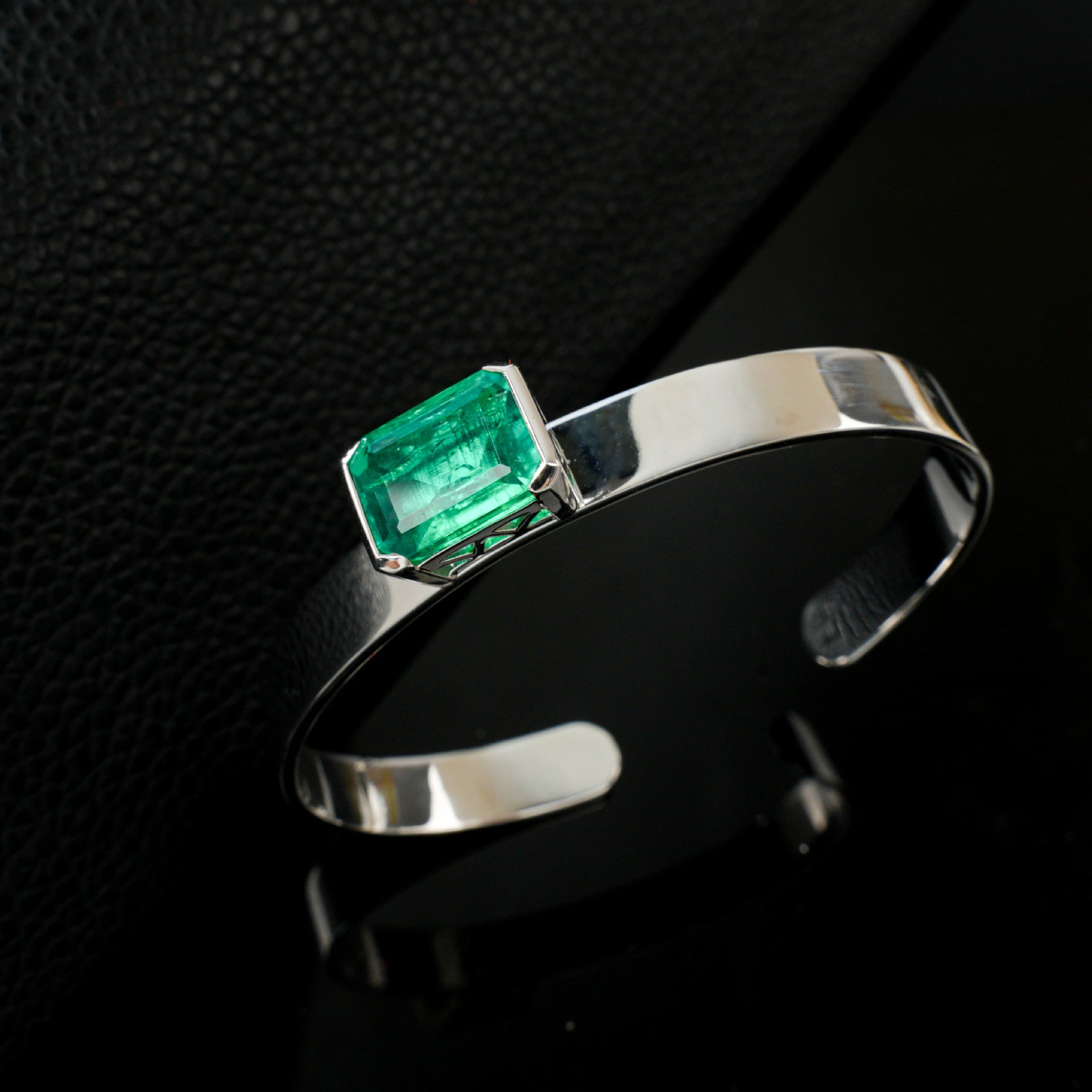 S925 Sterling Silver Lab Emerald Bangle, Premium Vintage Textured - Photo 2