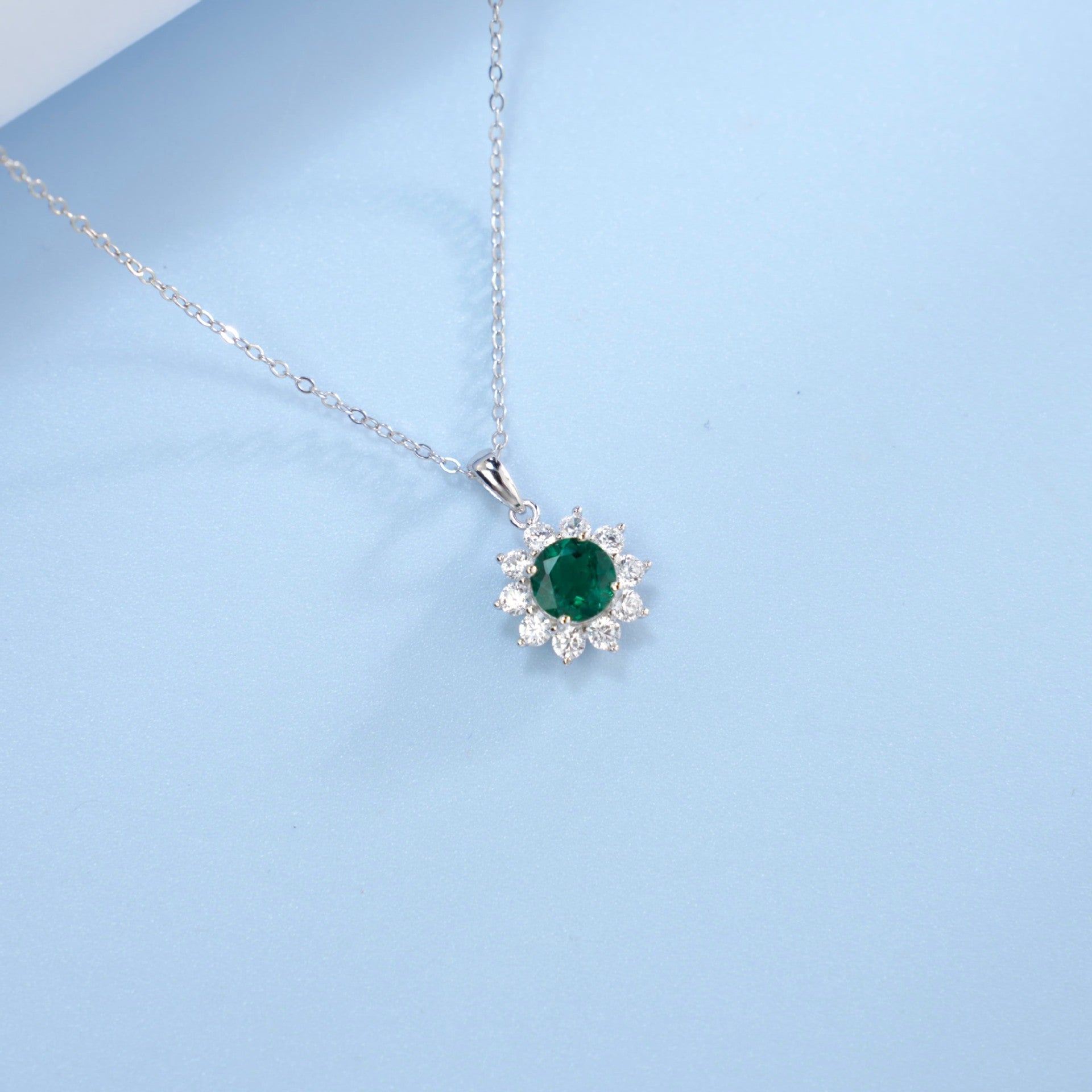 S925 Sterling Silver Lab Emerald Sunflower Halo Pendant Necklace, Vintage Versatile - Photo 4