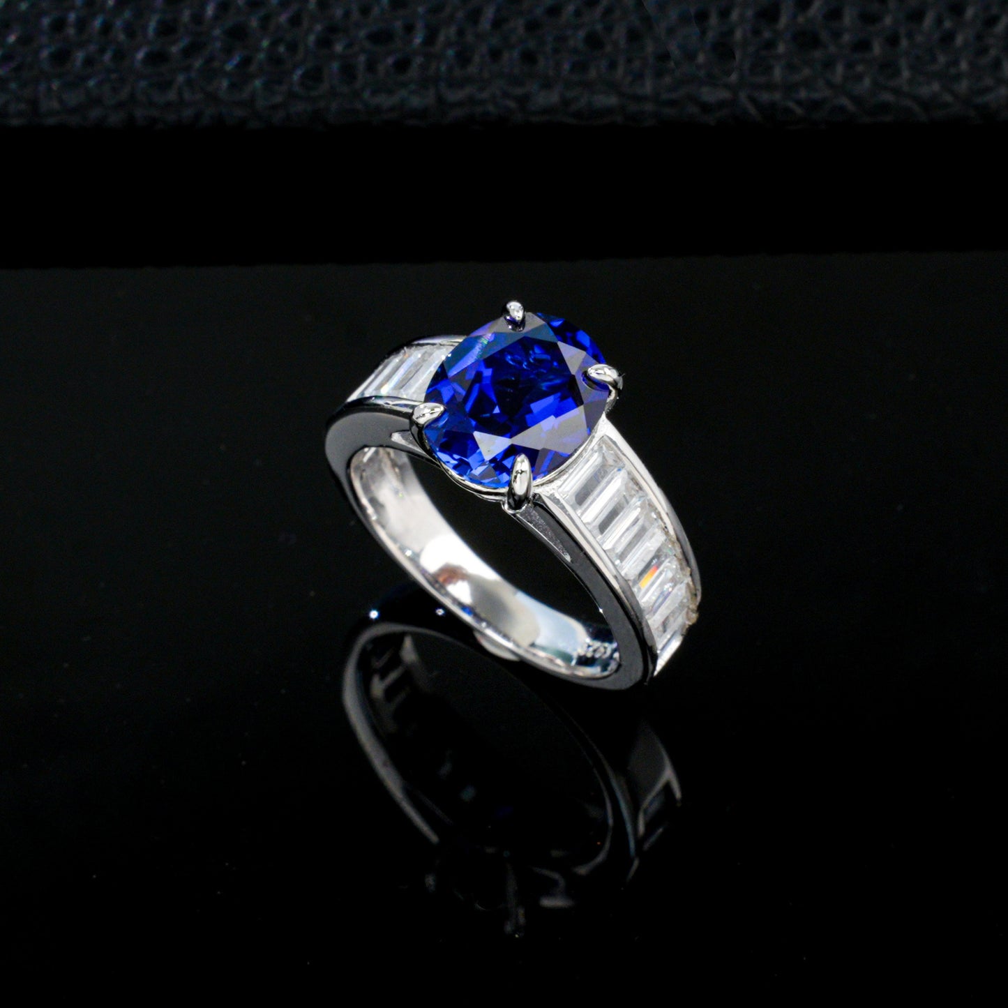 S925 Sterling Silver Lab Sapphire Round Four-Prong Ring, Unisex - Photo 2