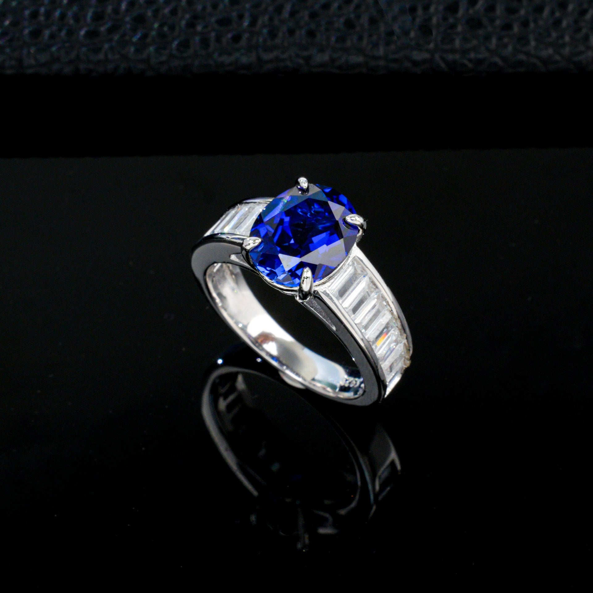 S925 Sterling Silver Lab Sapphire Round Four-Prong Ring, Unisex - Photo 2