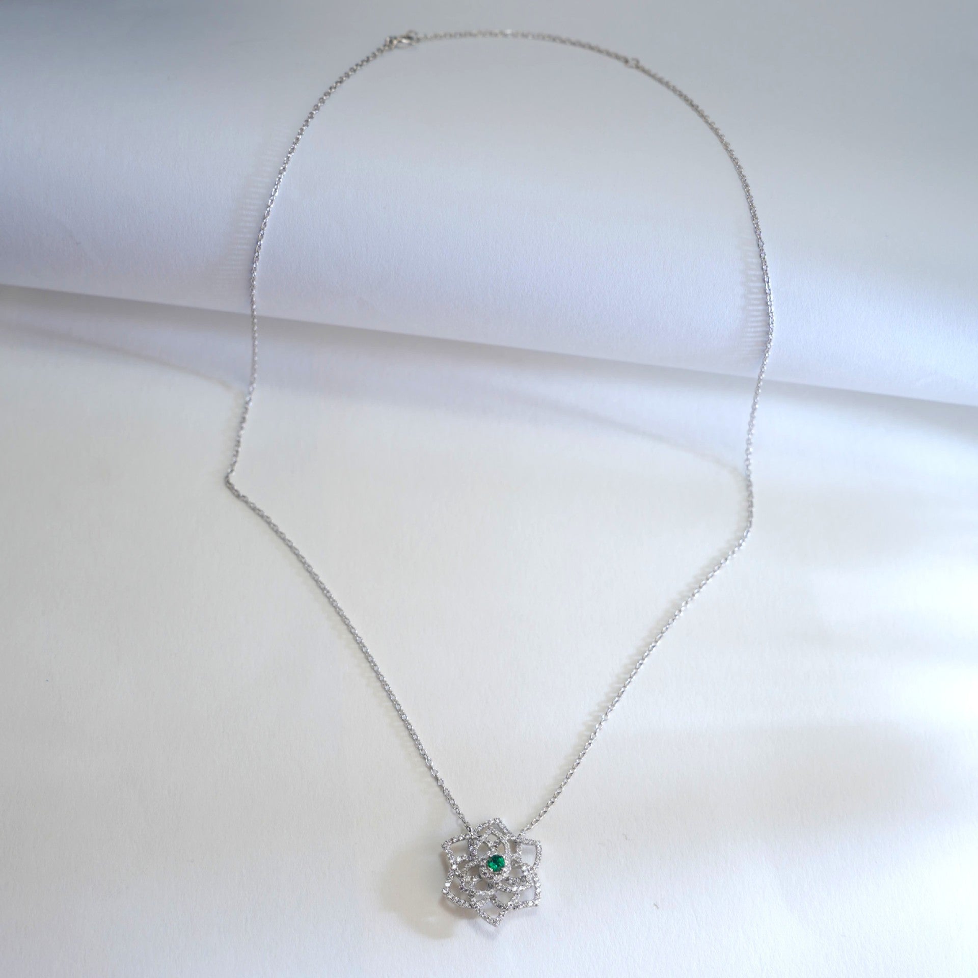 S925 Sterling Silver Lab Emerald Hollow Rose Flower Camellia Full Diamond Necklace Choker - Photo 3
