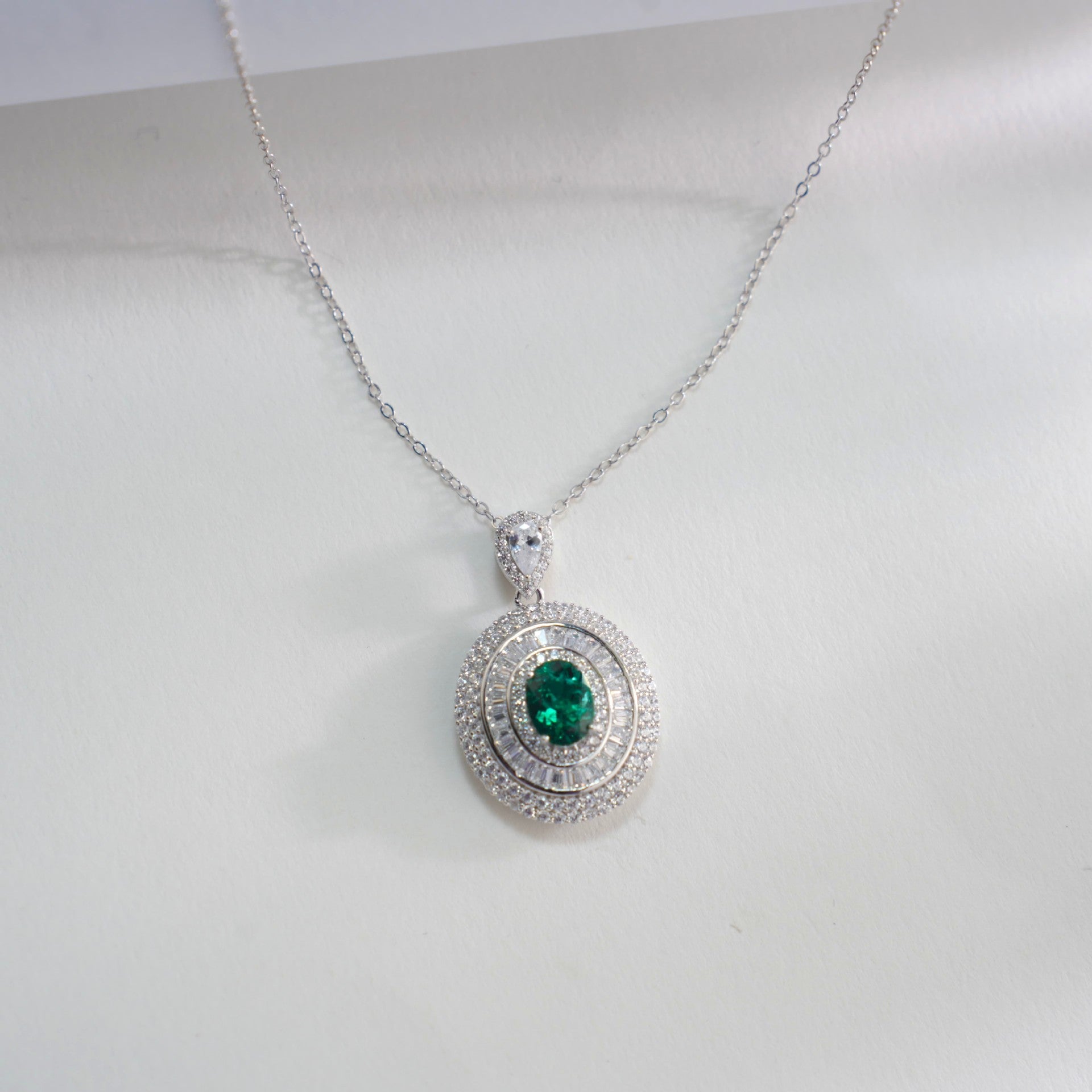 S925 Sterling Silver Emerald Oval Halo Necklace, Round Diamond Versatile - Photo 4