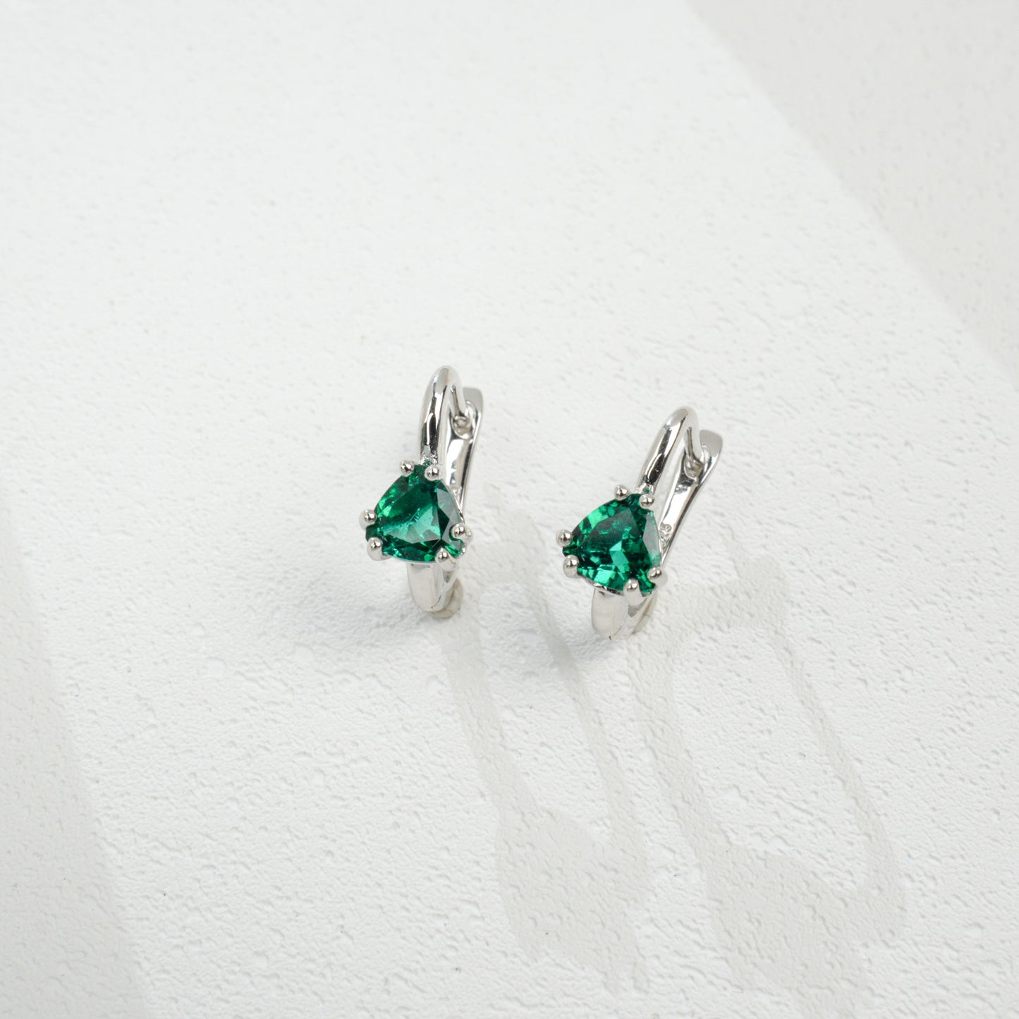 S925 Silver Triangle Lab Emerald Ear Cuff, Simple Green Gemstone - Photo 3