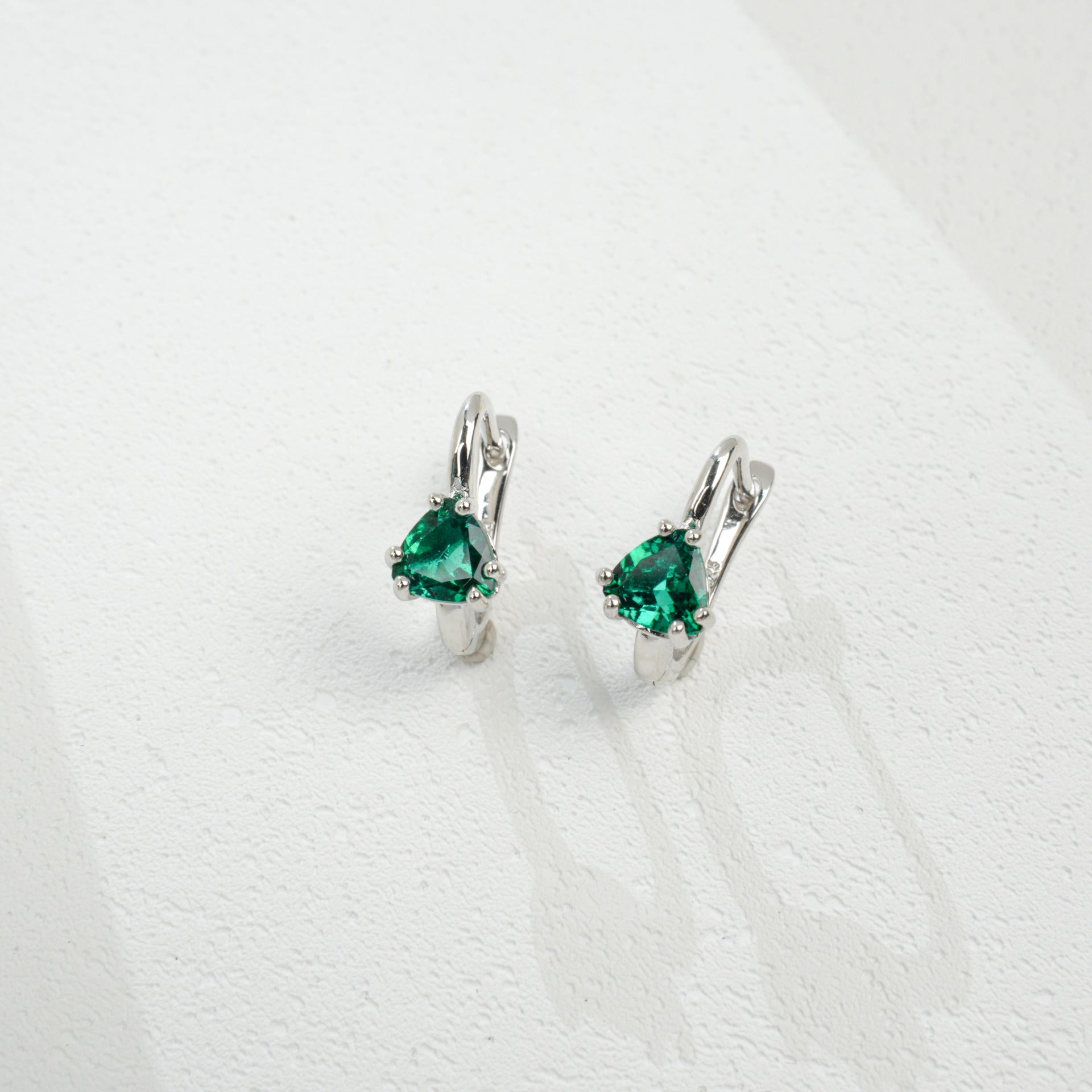 S925 Silver Triangle Lab Emerald Ear Cuff, Simple Green Gemstone - Photo 3